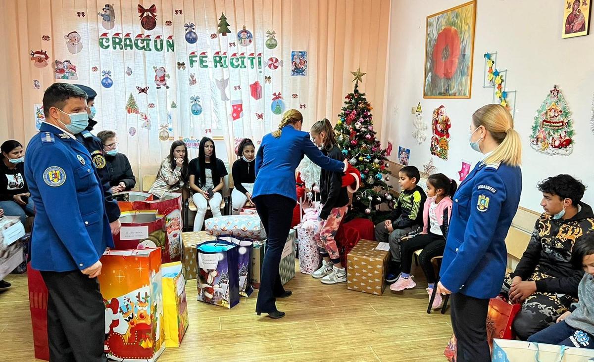 Cadouri Copii Oferite De Jandarmeria Ialomita La Centrul De Zi Slobozia (3)